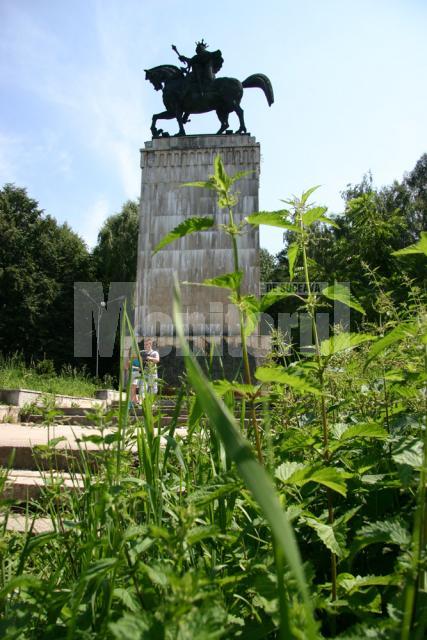 Urzicile stau de strajă la statuia lui Stefan cel Mare