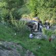 Bărbatul care se afla la volan a fost găsit fără suflare sub cabina camionului răsturnat în albia pârâului Humorel