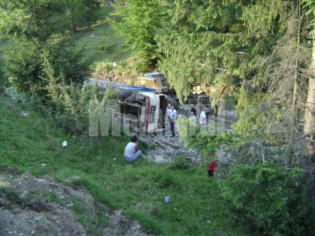 Bărbatul care se afla la volan a fost găsit fără suflare sub cabina camionului răsturnat în albia pârâului Humorel
