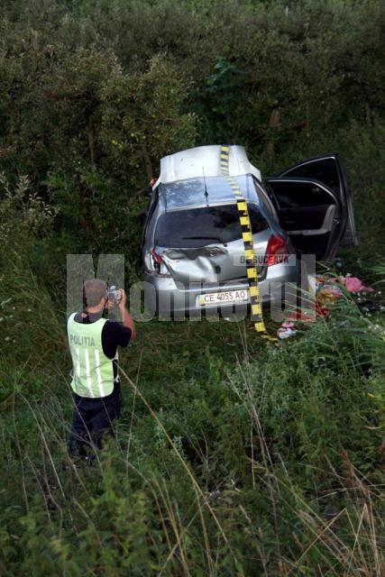 Toyota Yaris în care se aflau cei doi ucraineni s-a răsturnat într-o râpă