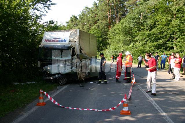 Impactul dintre Lexus şi camion a fost extrem de violent