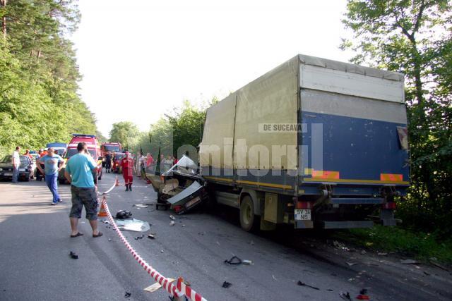 Impactul dintre Lexus şi camion a fost extrem de violent