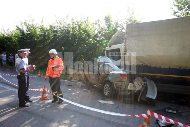 Impactul dintre Lexus şi camion a fost extrem de violent