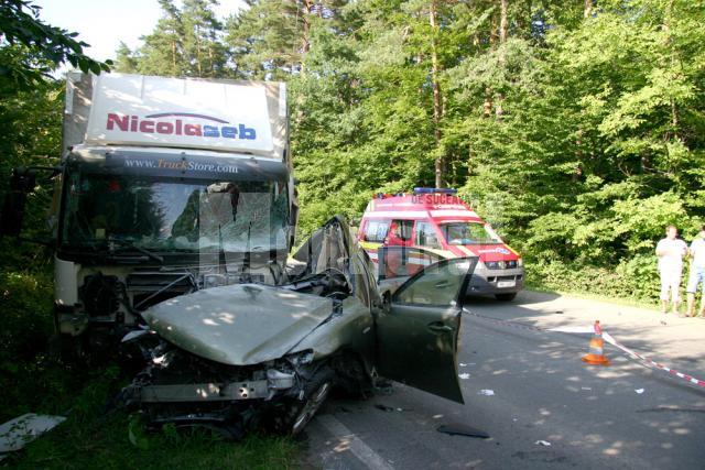 Impactul dintre Lexus şi camion a fost extrem de violent