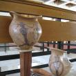 Vase de lut care păstrează linia, motivele şi cromatica ceramicii cucuteniene