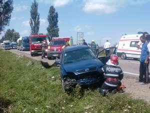 Autoturismul Opel s-a izbit violent în Mercedes. Foto: Andrei Buculei