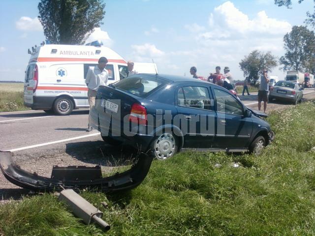 Autoturismul Opel s-a izbit violent în Mercedes. Foto: Andrei Buculei