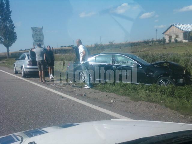 Autoturismul Opel s-a izbit violent în Mercedes. Foto: Andrei Buculei