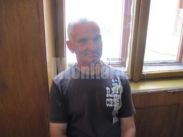 Mihai Bodnar, de 72 de ani, a primit interdicţia de a părăsi localitatea