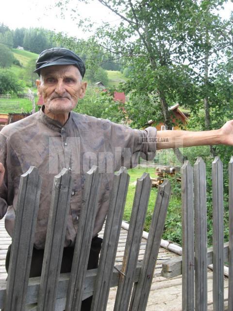 Vasile Hauca  a vrut să-i dea o mână de ajutor bărbatului abandonat