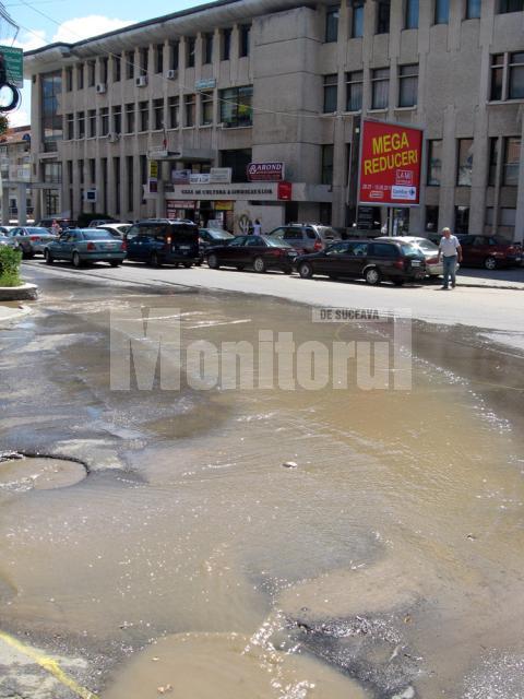 Puhoi de apă pe strada Nicolae Bălcescu
