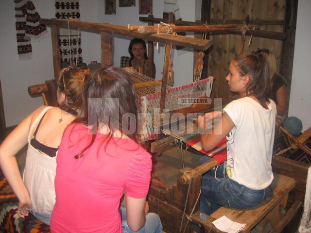 Tinerele din trei regiuni ale Europei au învăţat meşteşugurile din Bucovina