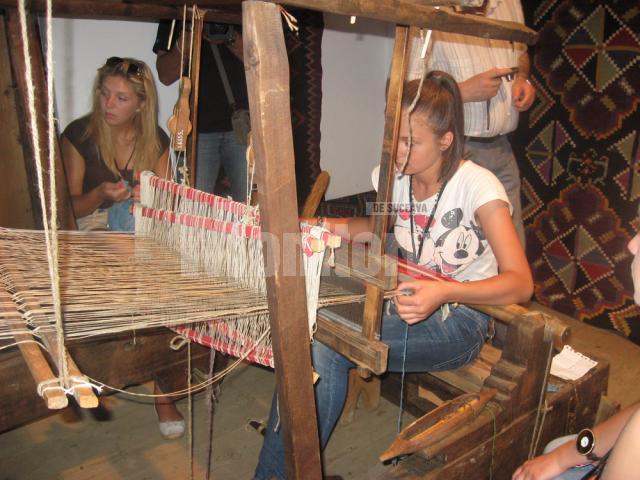 Tinerele din trei regiuni ale Europei au învăţat meşteşugurile din Bucovina