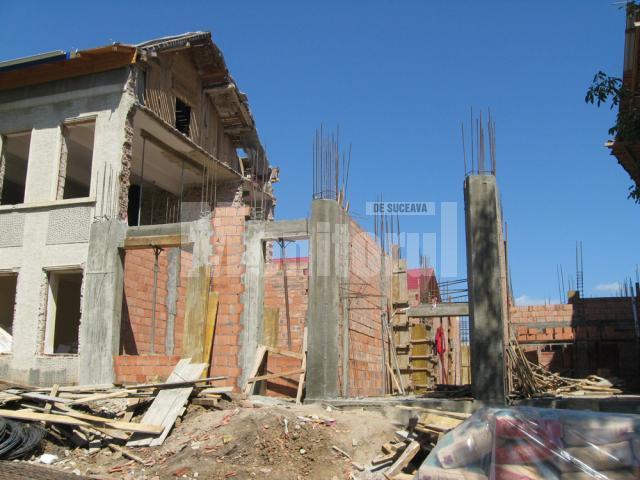 La Pătrăuţi se lucrează la şcoală, însă atât constructorul cât şi primarul susţin că lucrârile nu vor fi finalizate până în luna septembrie