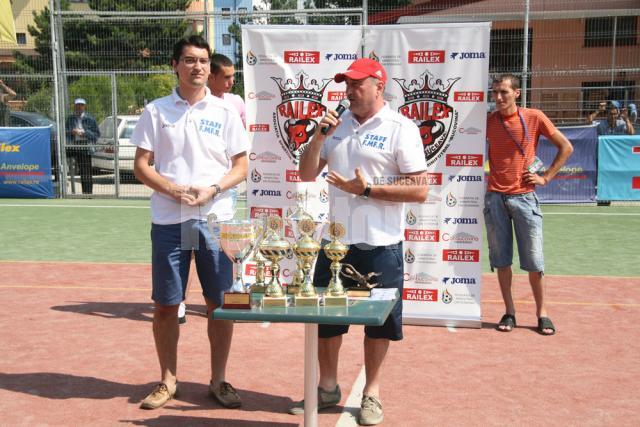 Preşedintele Federaţiei Române de Minifotbal, Răzvan Burleanu stânga şi prim vicepreşedintele Paul Costaş