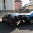 Autoturismul de teren a avariat şi o a doua maşină, un Opel Vectra parcat chiar lângă biserică