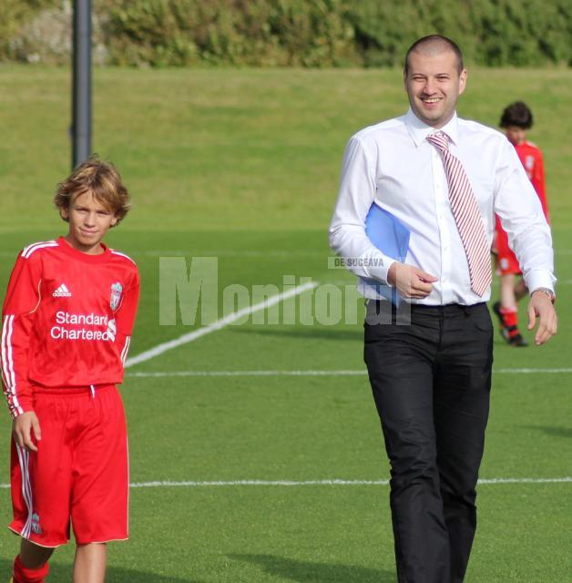 George Răzvan Chariton şi Adrian Ştefănescu, la finalul unui antrenament pe terenurile celor de la Liverpool