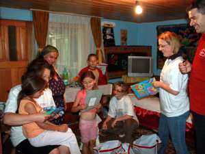 Alexandria Librarii oferă ajutoare copiilor din Şcheia