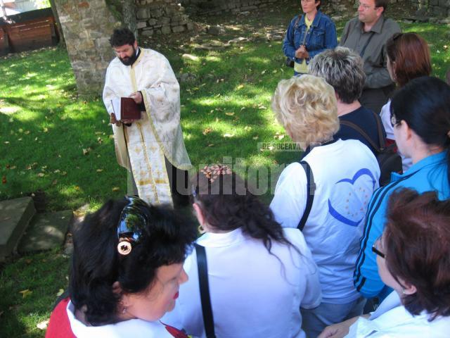 Un preot a citit o rugăciune pentru pelerini