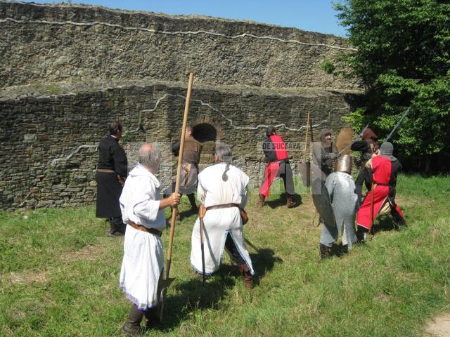 Toboşari, stegari, cascadori, trubaduri şi jongleri, în Cetatea Sucevei