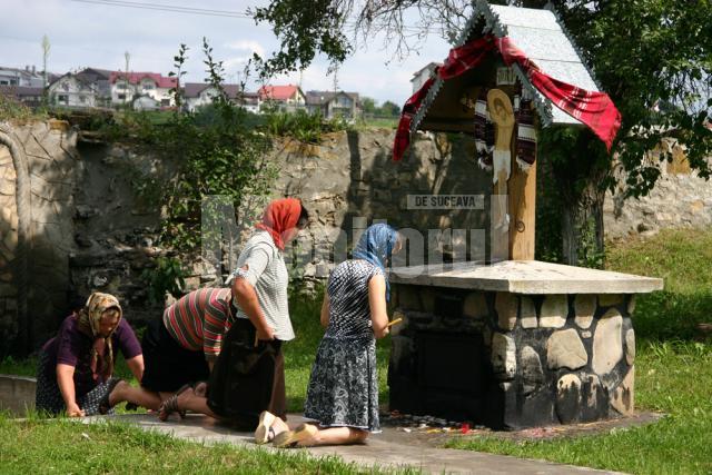 Românii vin să se roage la mănăstirea Hagigadar, mulţi dintre ei fără a şti că aparţine armenilor