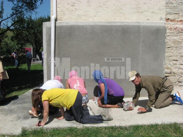 Înconjoară mănăstirea în genunchi pentru a li se împlini dorinţele