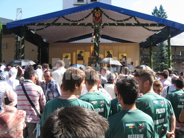 Curtea interioară a mănăstirii a fost plină de pelerini care au dorit să participe la Sfânta Liturghie