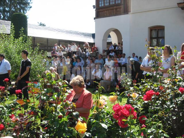Credincioşi din toată ţara au participat ieri la hramul Mănăstirii Putna