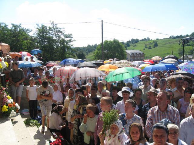 Soarele şi căldură ameţitoare nu i-au împiedicat pe credincioşi să stea la întreaga slujbă