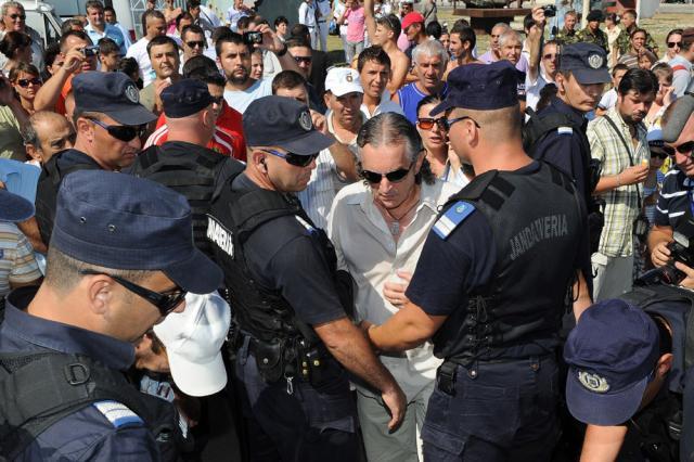 Miron Cozma, ţinut de jandarmi, în timpul manifestărilor prilejuite de Ziua Marinei. Foto: MEDIAFAX