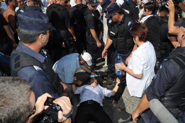 Liderului revoluţionarilor, Nicolae Mavrodin, i se acorda îngrijiri medicale, după ce i s-a făcut rău. Foto: MEDIAFAX