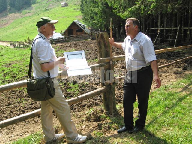 Radu Bercea şi primarul Nicolae Baltag, la stâna de pe Dealul Morarului