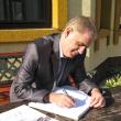 Consulul general al Ucrainei la Suceava, Vasyli Boeciko, semnând în Cartea de onoare a Pensiunii Ştefan din Prisaca Dornei
