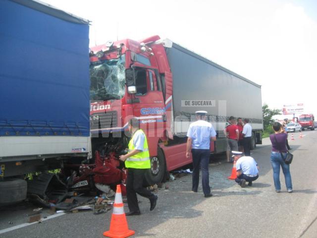 Accident între patru tiruri, cu un şofer mort, la intrarea în Suceava, pe E 85