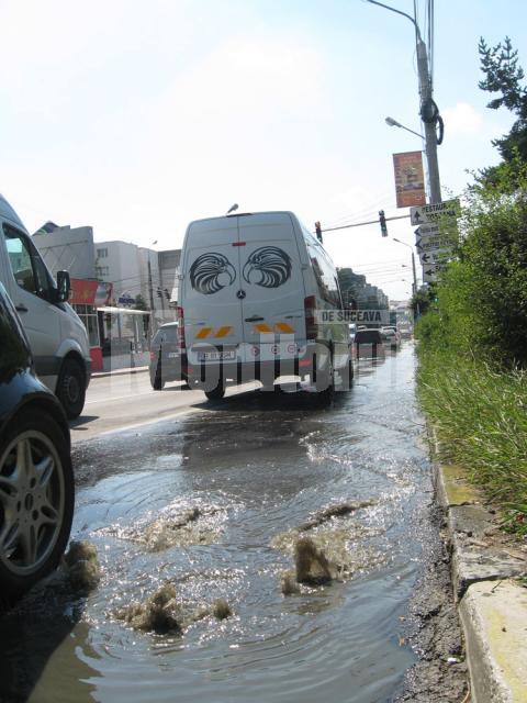 Canalizarea s-a înfundat ieri la orele prânzului pe bulevardul George Enescu