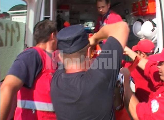 Bărbatul a fost preluat de Serviciul de Ambulanţă şi transportat la spital