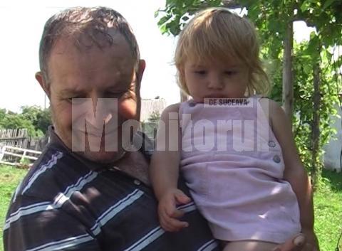 Rămaşi în grija tatălui, cei patru copii nu au haine, rechizite, dar nici hrană suficientă