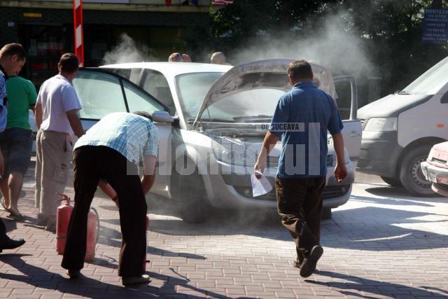 Maşina realizatorului de emisiuni de la Bucovina TV Dorel Guliciuc a luat foc
