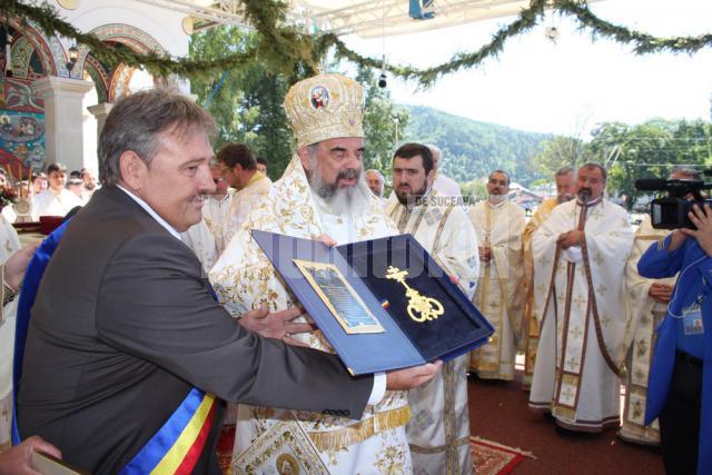 Patriarhul României a primit din partea primarului Marius Ursaciuc Crucea oraşului Gura Humorului