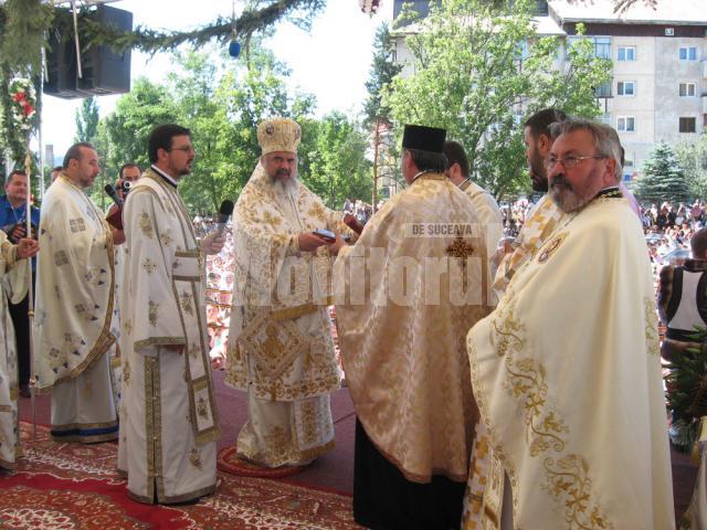 Patriarhul României oferă distincţii
