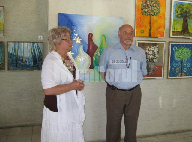 Directorul muzeului, Elvira Romaniuc, şi prof. Ioan Bodnar, iniţiatorul taberei de pictură