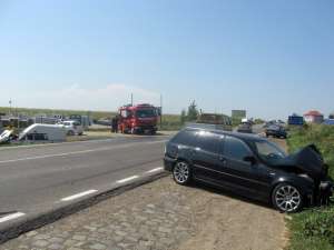 Doua din maşinile implicate în accident, în prim-plan, şi a treia, Dacia albastră din planul secund