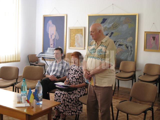 Directorii bibliotecilor din Suceava şi Cernăuţi, Gabriel Cărăbuş şi Antonina Ivaniţchi, şi folcloristul Kuzma Smali