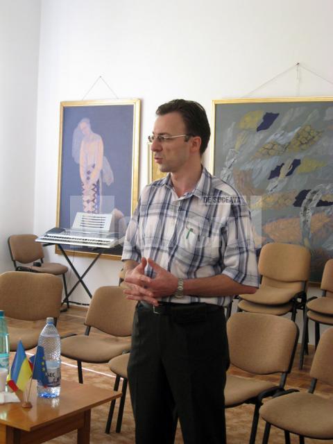 Directorul Bibliotecii Bucovinei, Gabriel Cărăbuş, deschizând cea de-a doua zi a Dialogurilor interculturale