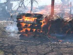 Pompierii s-au luptat să stingă focul din şase gospodării din comuna Cornu Luncii