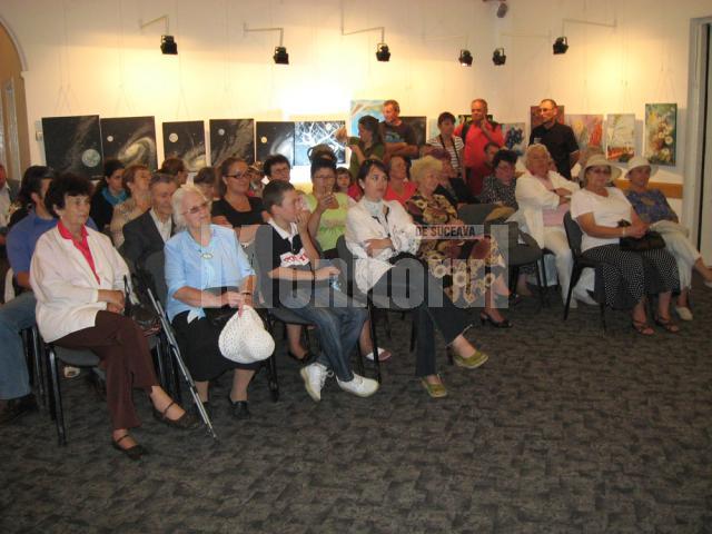 Participanţi la vernisajul expoziţiei din Salonul Alb al Casei de Cultură Platon Pardău