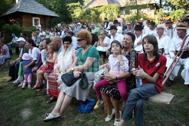 Zeci de suceveni s-au distrat la Muzeul Satului Bucovinean la Festivalul Tarafuri şi Fanfare