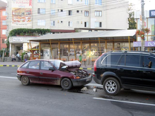 În urma impactului, autoturismul condus de tânărul din Botoşani a fost avariat destul de serios