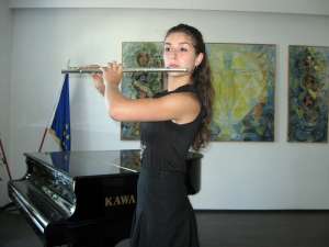 Dinuţa Elena Costache cântând la flautul fermecat cu care a obţinut premiul şi trofeul Lira de Aur