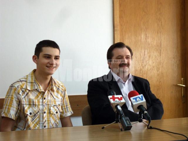Elevul Constantin Popa, medaliat cu argint la internaţionala de Geografie, alături de profesorul său Marcel Porof